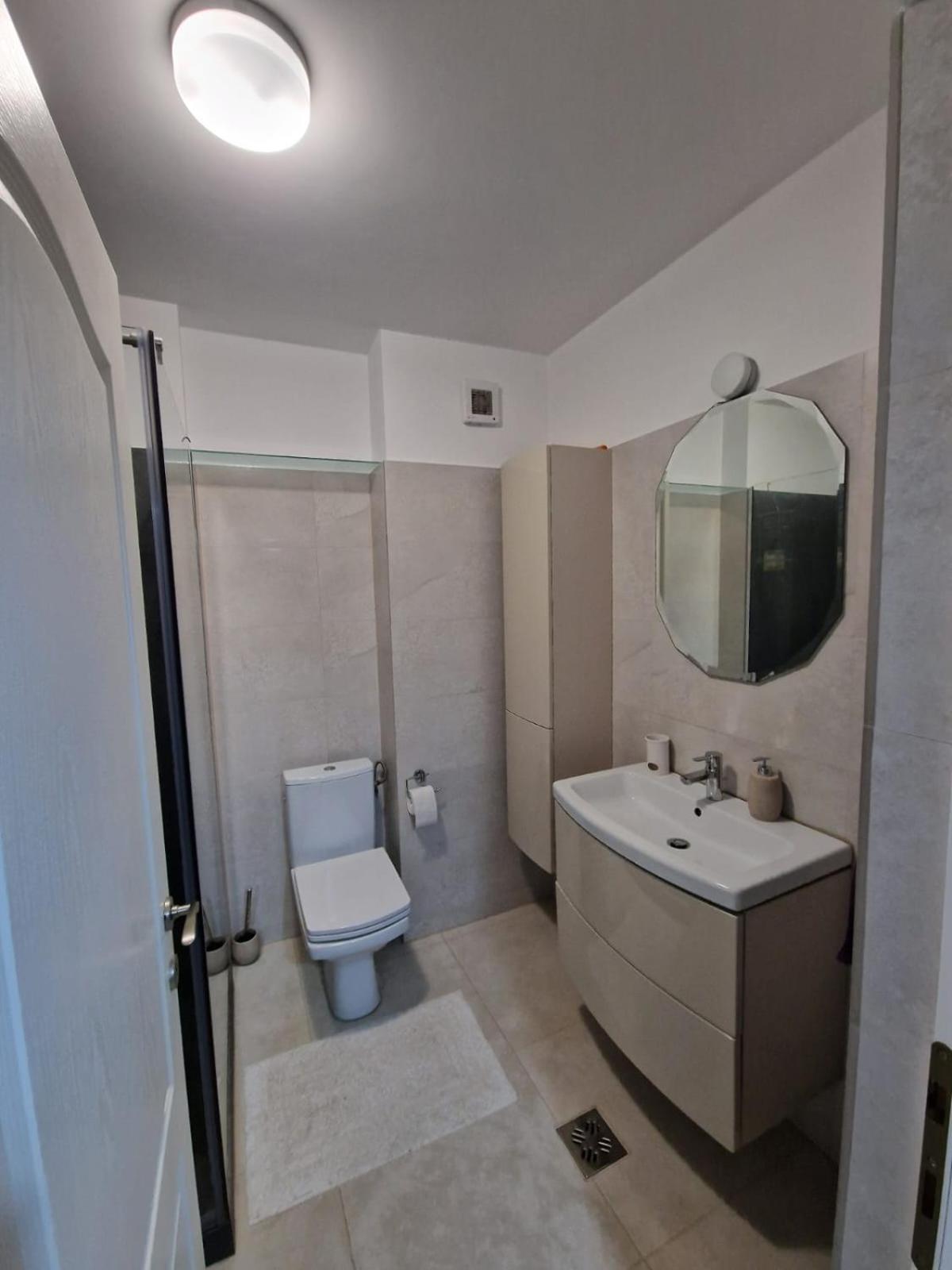 Gray Apartment Nearby Amethyst & Vivo Mall Floresti  Exterior photo